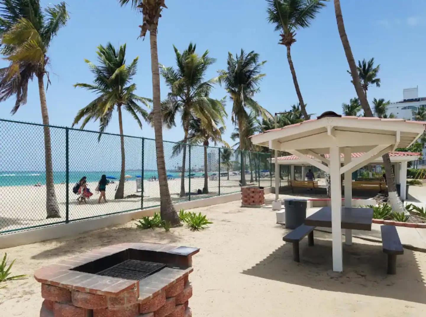 Sunset Paradise Cozy Beachfront Escape - Isla Verde San Juan Extérieur photo